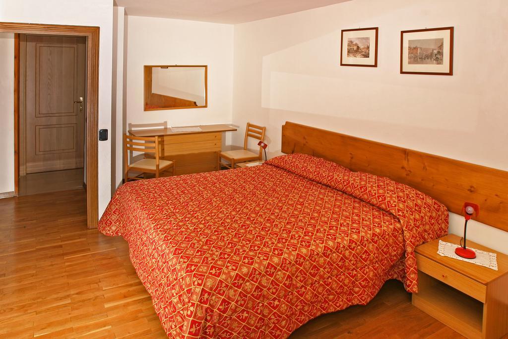 Hotel Biancaneve Sauze D'Oulx Bilik gambar